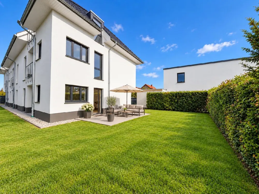شقة جديدة للسكن لأول مرة: 3 غرف وصالة في الطابق الأرضي KFW 40 مع مضخة حرارية وحديقة صغيرة