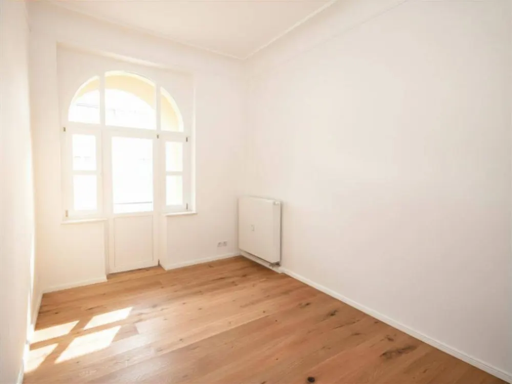 Freshly Renovated 3-Room Apartment in Attractive Elbe Location!