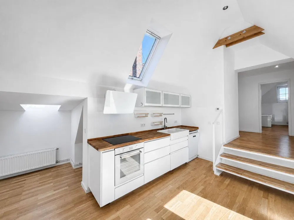 Helle und großzügige Dachgeschosswohnung - hochwertig saniert