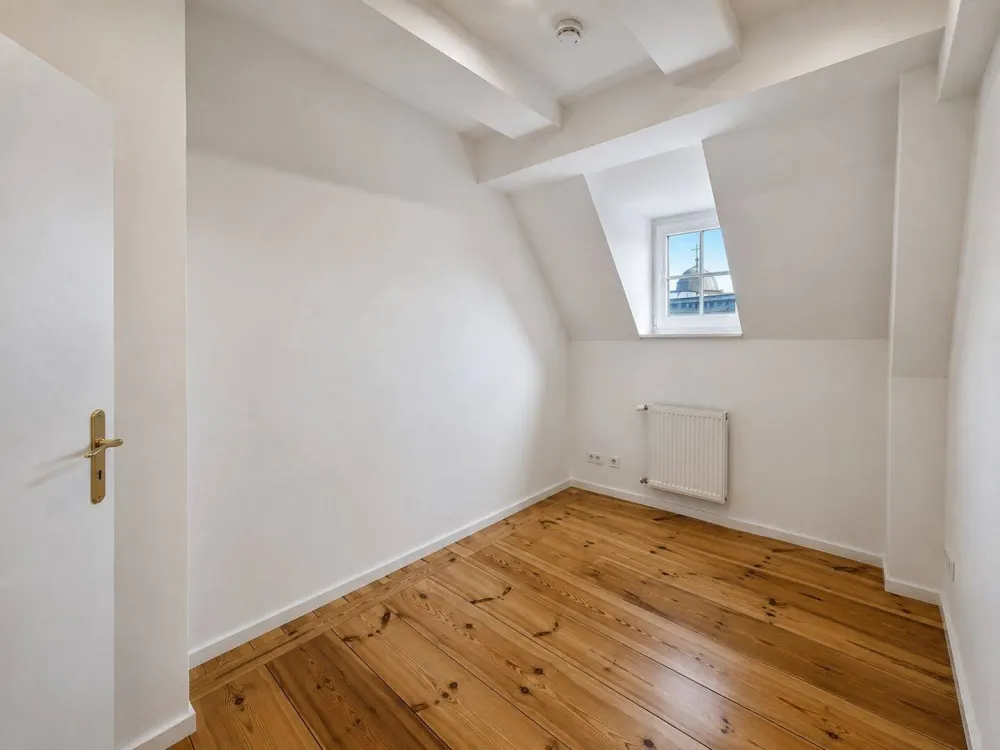 Helle und großzügige Dachgeschosswohnung - hochwertig saniert