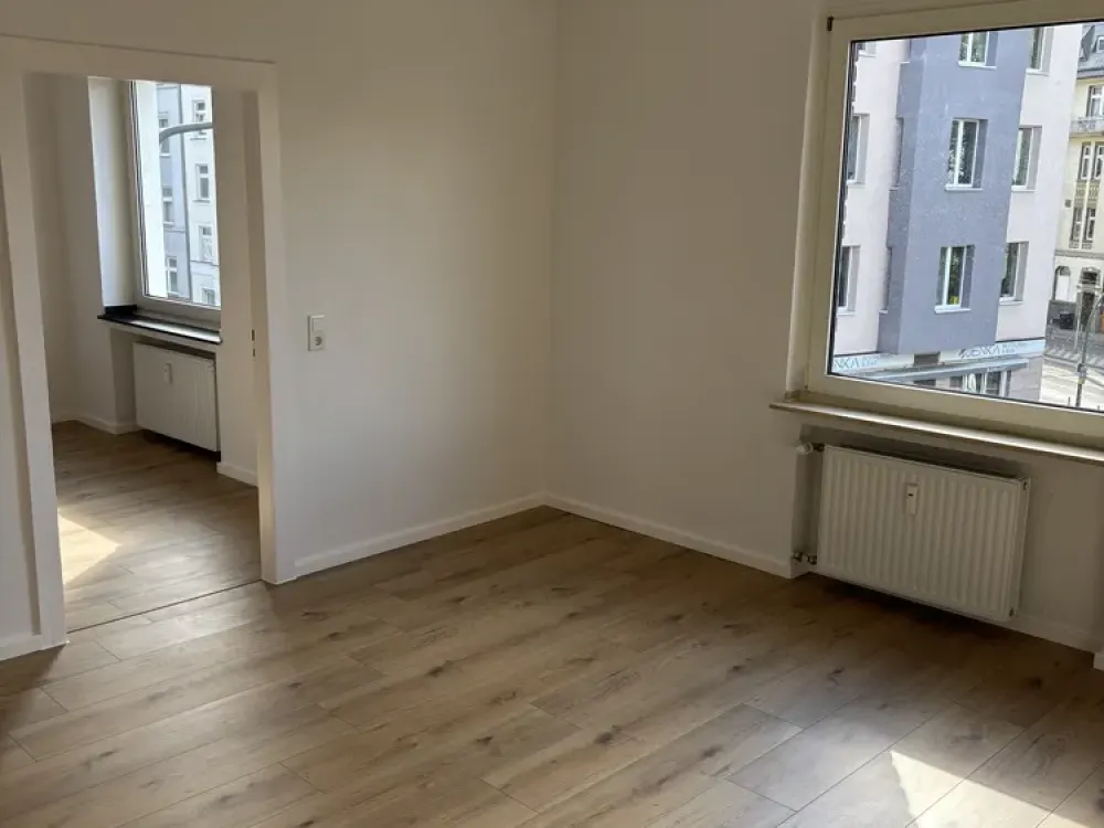 In Düsseldorf: Gepflegte Wohnung mit drei Zimmern und Balkon