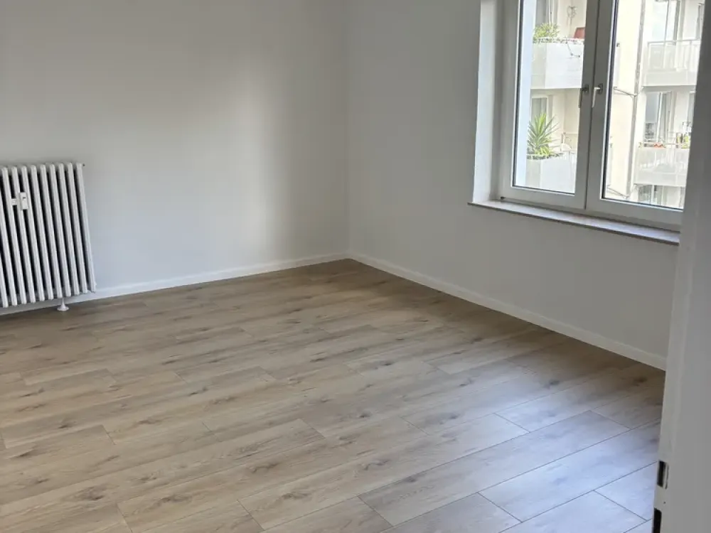 In Düsseldorf: Gepflegte Wohnung mit drei Zimmern und Balkon