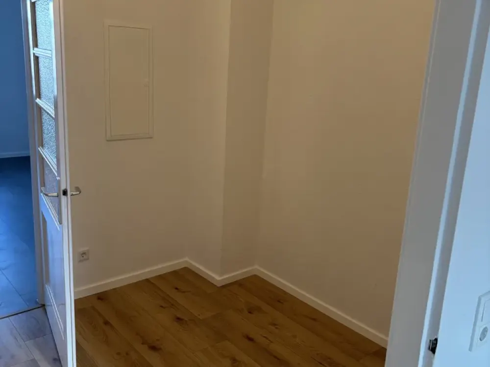 In Düsseldorf: Gepflegte Wohnung mit drei Zimmern und Balkon