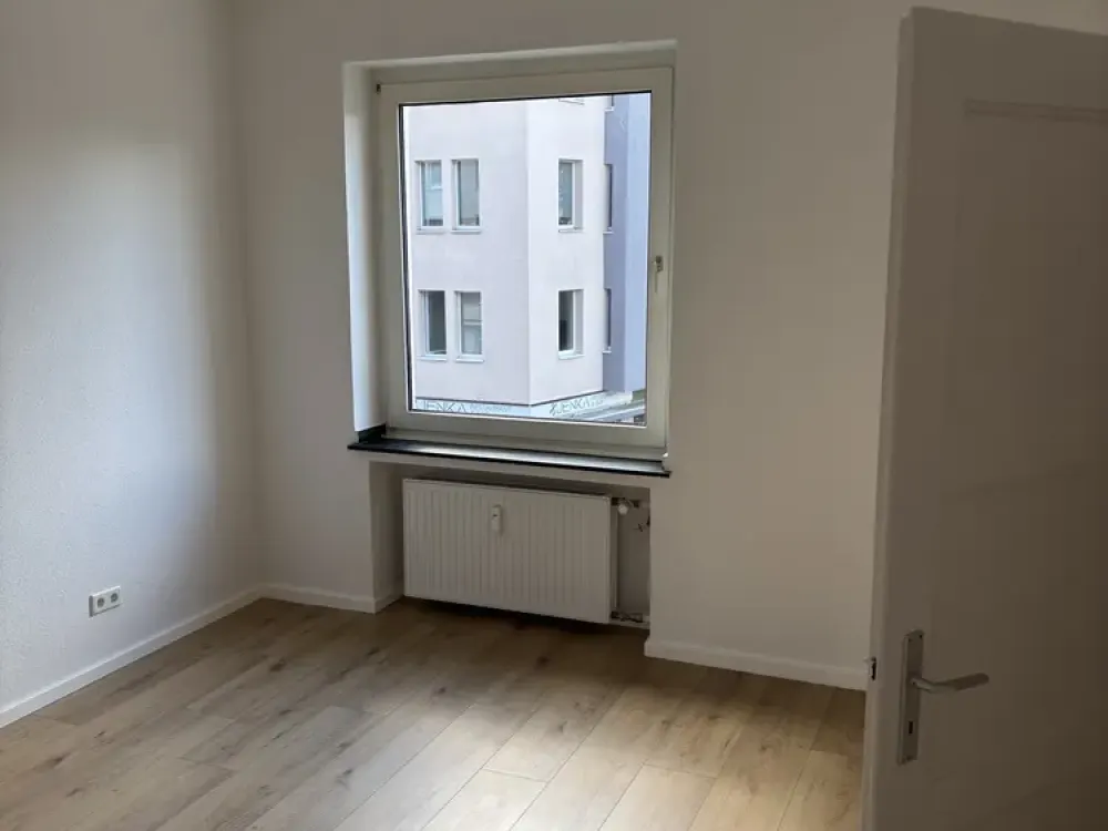 In Düsseldorf: Gepflegte Wohnung mit drei Zimmern und Balkon
