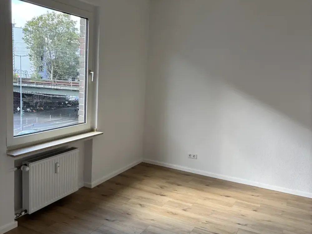 In Düsseldorf: Gepflegte Wohnung mit drei Zimmern und Balkon
