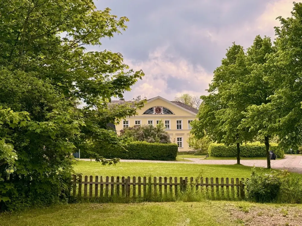 Furnished 2-Room Apartment in the Manor House with Park, 20 Minutes to Rostock, Wallbox Available