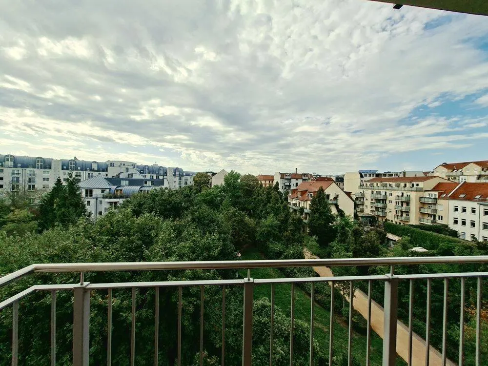 // 2 Zimmer mit EBK und Balkon // herrlicher Ausblick // SP mgl. //