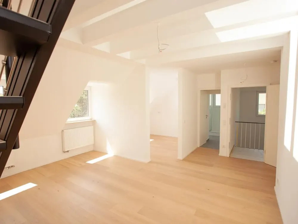 Architektur trifft Wohnkomfort! Aussergewöhnliche Maisonette mit Galerie und Loft-Charakter!