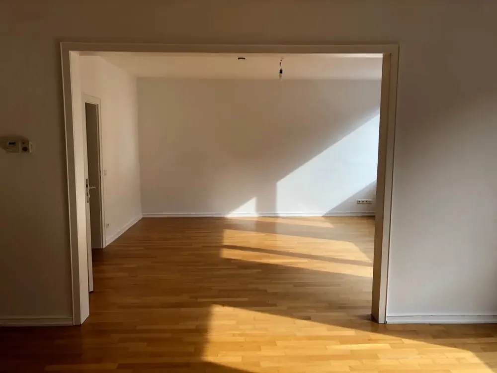 Lichtdurchflutete, großzügige 3-Zimmerwohnung mit Balkon und Parkett -nur schriftliche Anfragen -