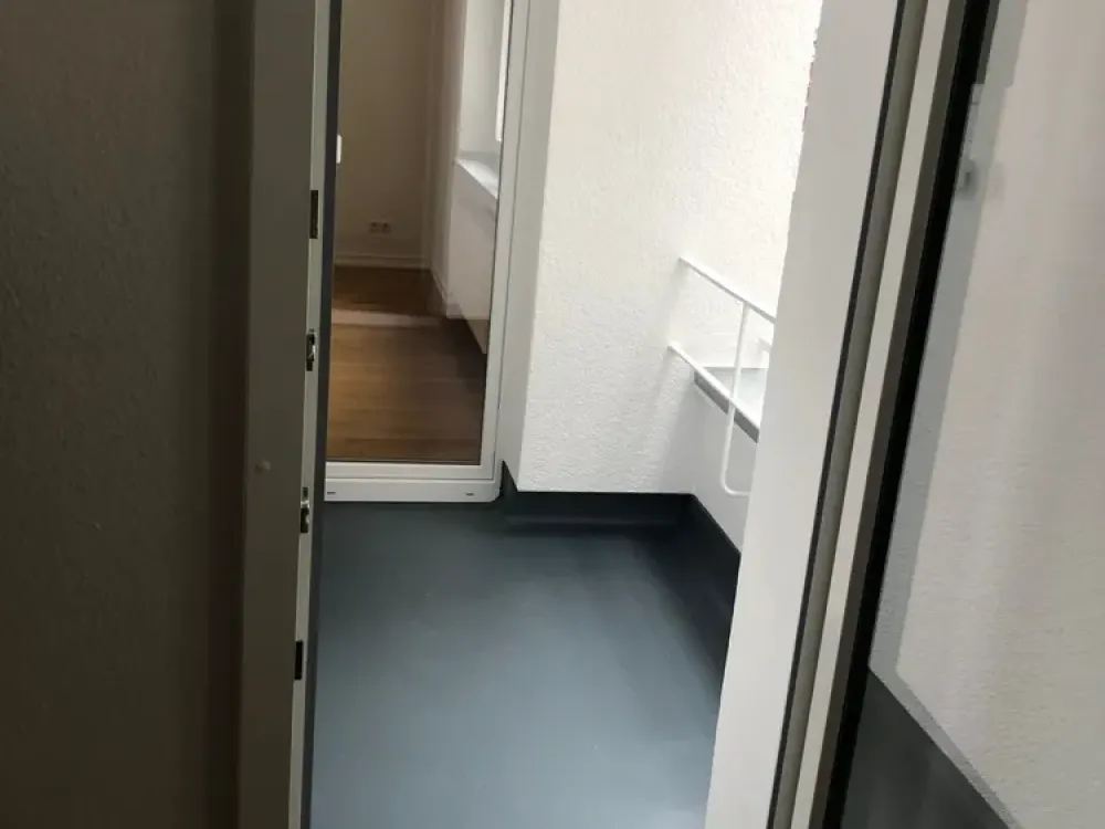 Lichtdurchflutete, großzügige 3-Zimmerwohnung mit Balkon und Parkett -nur schriftliche Anfragen -