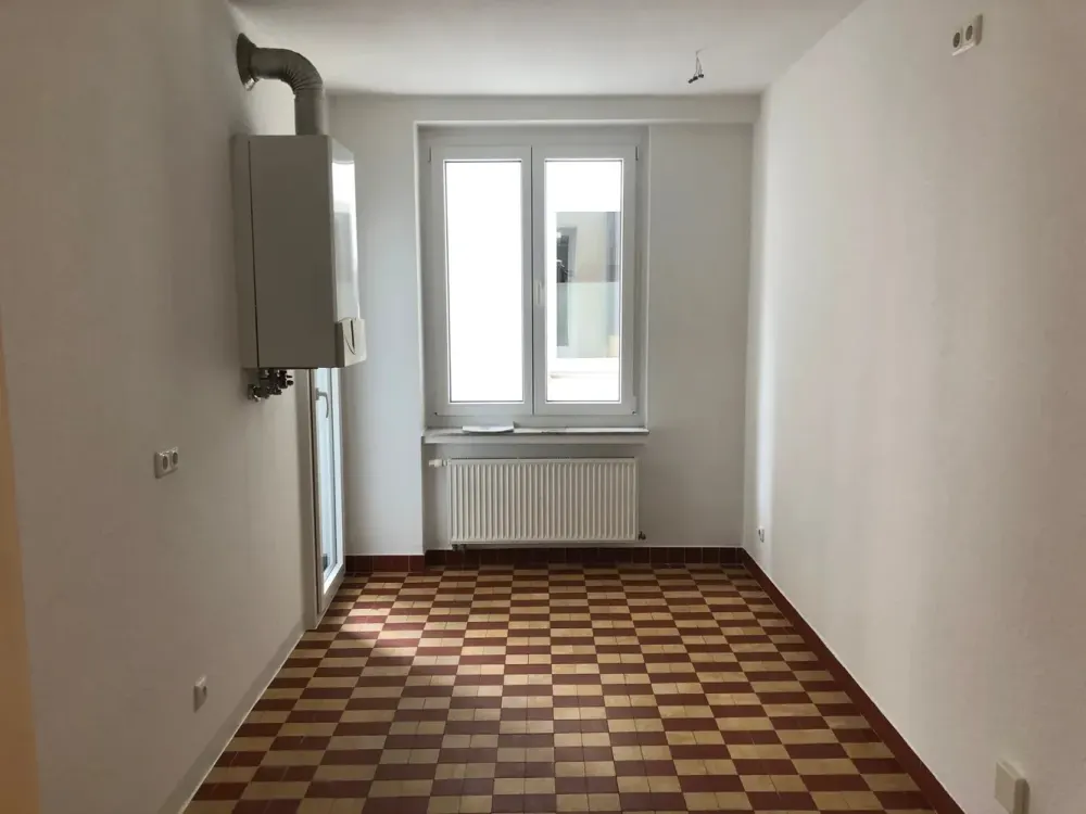 Lichtdurchflutete, großzügige 3-Zimmerwohnung mit Balkon und Parkett -nur schriftliche Anfragen -