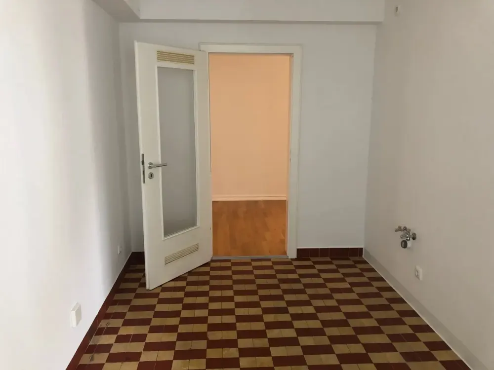Lichtdurchflutete, großzügige 3-Zimmerwohnung mit Balkon und Parkett -nur schriftliche Anfragen -