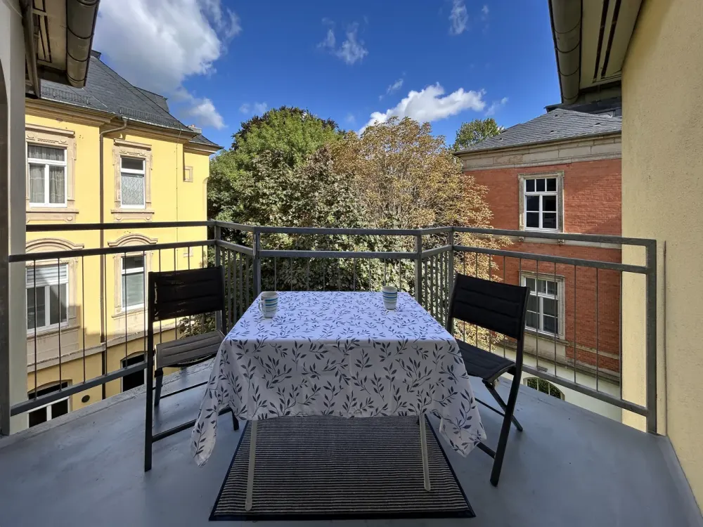 Möblierte 2-Zimmer-Wohnung mit schönem Balkon, Aufzug & Top-Lage in Uni-Lage