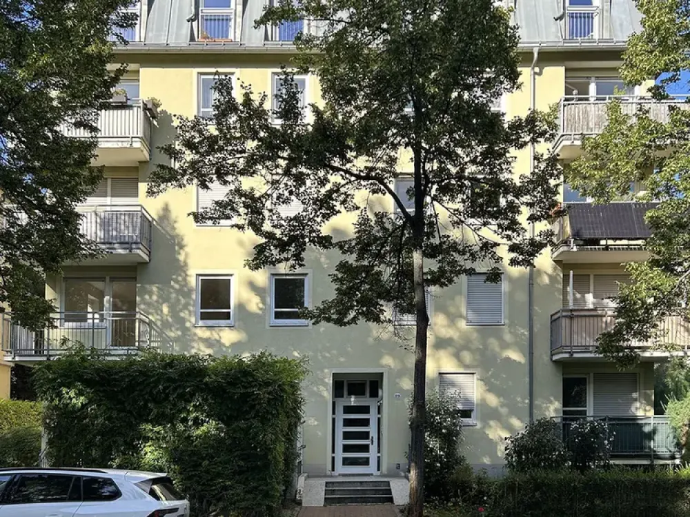 Möblierte 2-Zimmer-Wohnung mit schönem Balkon, Aufzug & Top-Lage in Uni-Lage