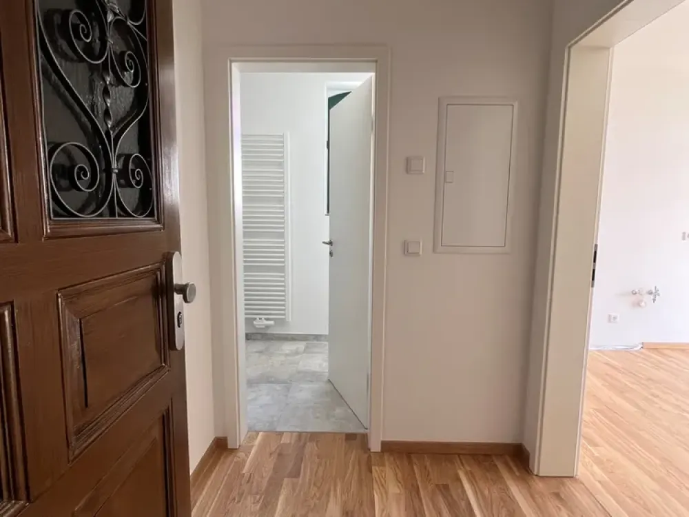 Exklusiver Erstbezug: Kernsanierte 2-Zimmer-Wohnung mit Balkon