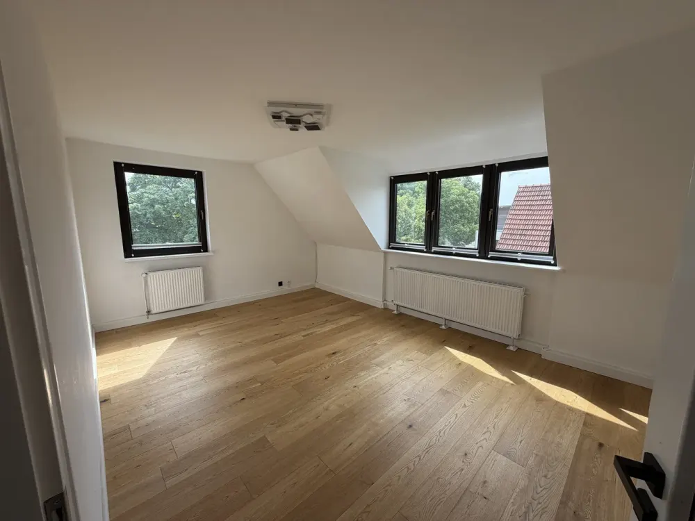 Frisch renovierte 4-Zimmer-Wohnung mit neuer Einbauküche, Einzelgarage und großem Keller