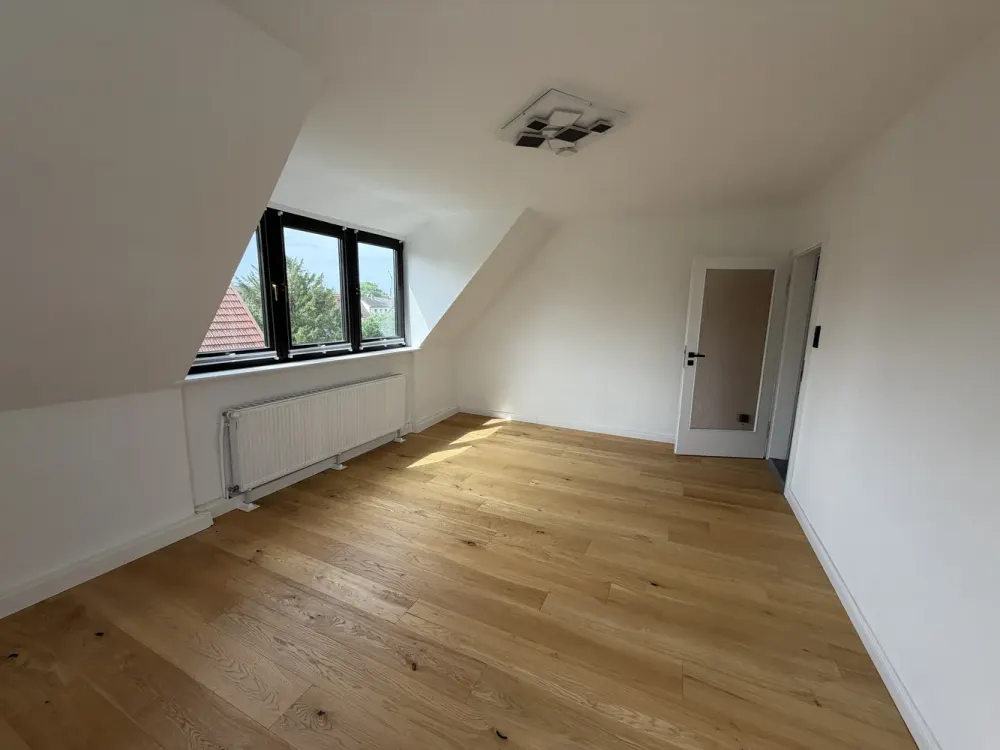 Frisch renovierte 4-Zimmer-Wohnung mit neuer Einbauküche, Einzelgarage und großem Keller