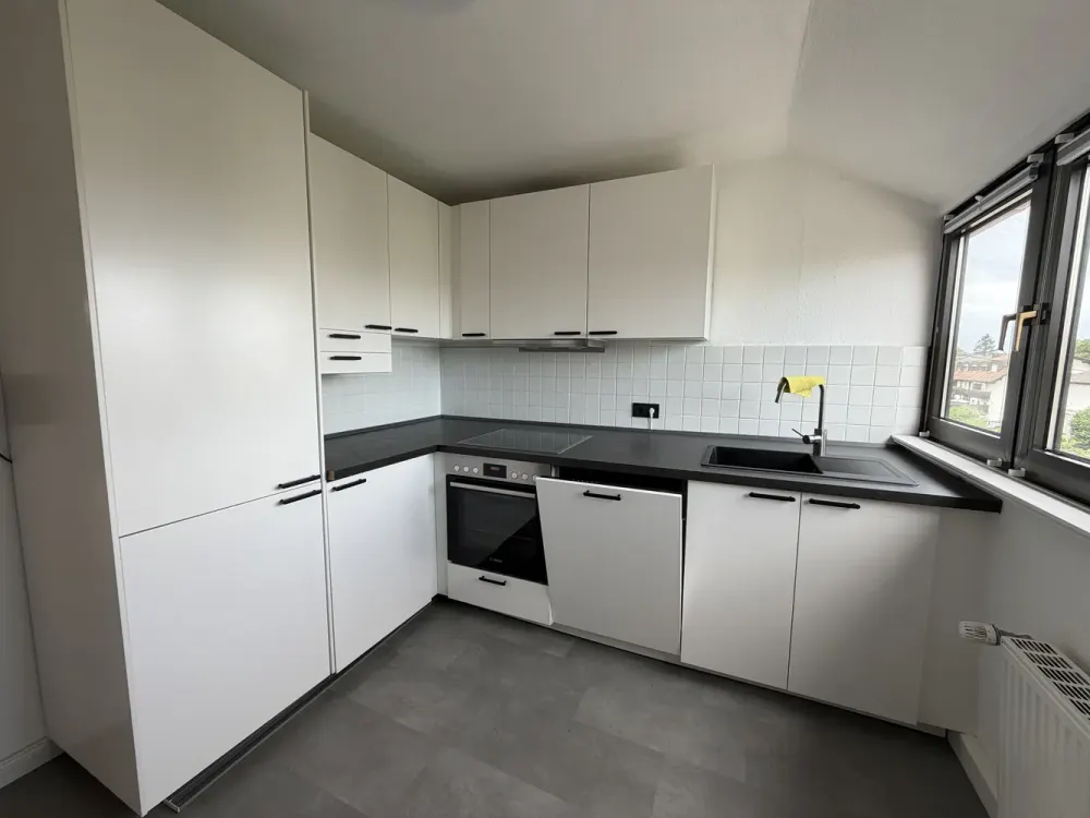 Frisch renovierte 4-Zimmer-Wohnung mit neuer Einbauküche, Einzelgarage und großem Keller