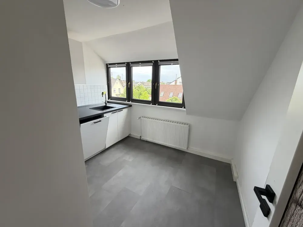 Frisch renovierte 4-Zimmer-Wohnung mit neuer Einbauküche, Einzelgarage und großem Keller