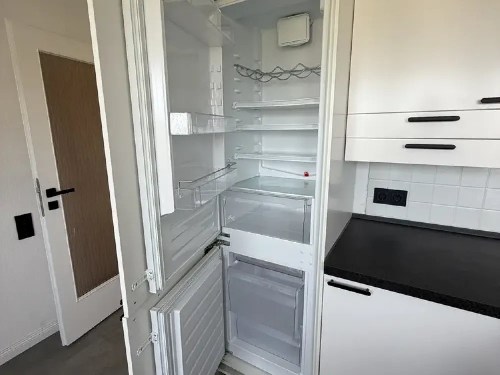 Frisch renovierte 4-Zimmer-Wohnung mit neuer Einbauküche, Einzelgarage und großem Keller