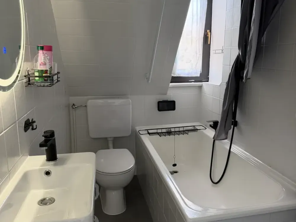 Frisch renovierte 4-Zimmer-Wohnung mit neuer Einbauküche, Einzelgarage und großem Keller