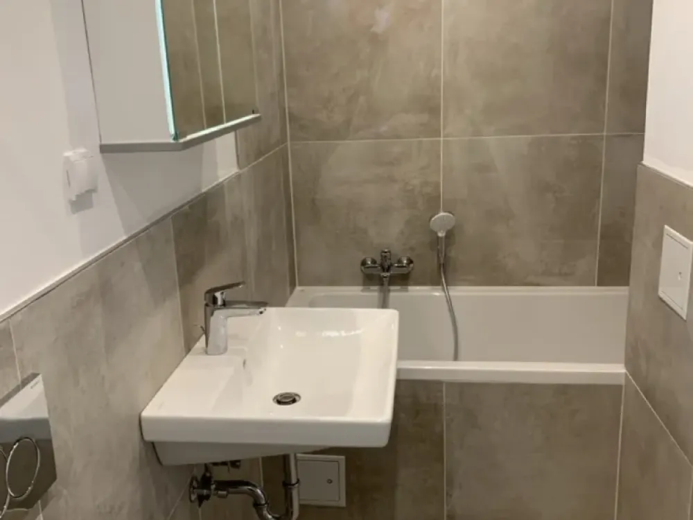 2.5-Room Apartment in Meerbusch-Büderich with Garden, Heated Winter Garden, Ground-Level Shower and Garage