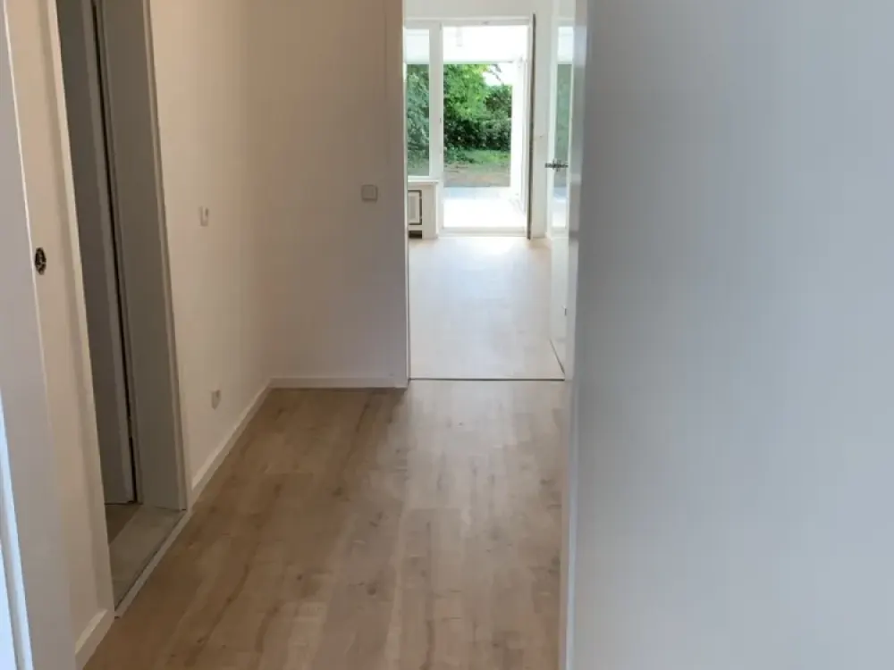 2.5-Room Apartment in Meerbusch-Büderich with Garden, Heated Winter Garden, Ground-Level Shower and Garage