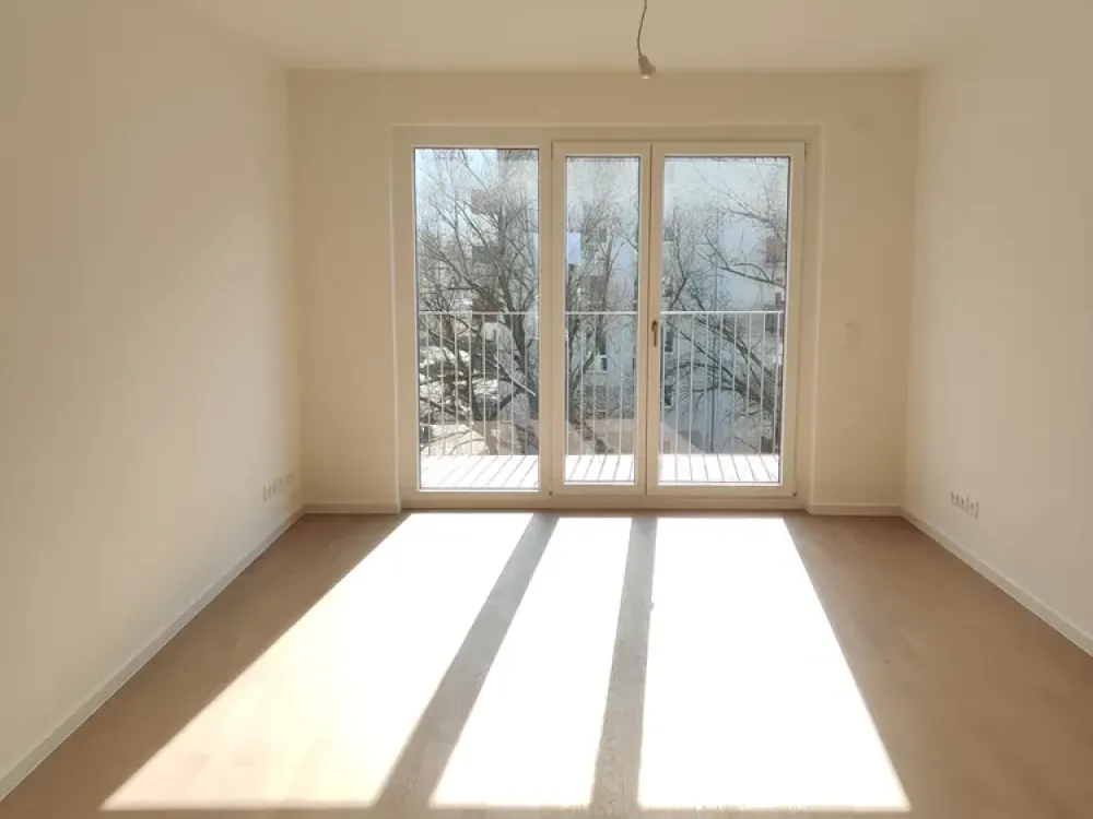 Bright 3-Room Apartment with Two Bathrooms, Sunny South Balcony and Fitted Kitchen