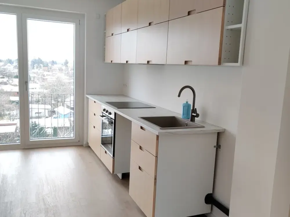 Bright 3-Room Apartment with Two Bathrooms, Sunny South Balcony and Fitted Kitchen