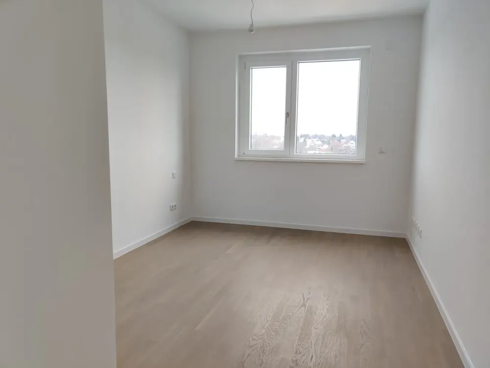 Bright 3-Room Apartment with Two Bathrooms, Sunny South Balcony and Fitted Kitchen