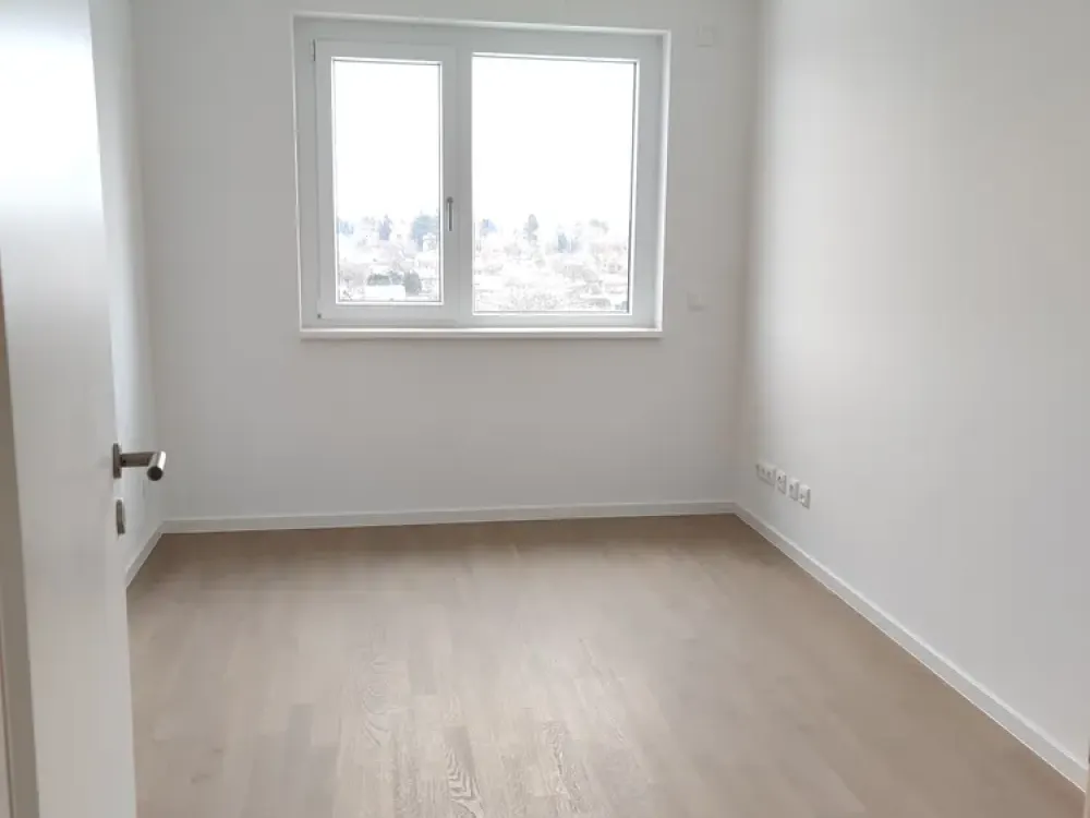 Bright 3-Room Apartment with Two Bathrooms, Sunny South Balcony and Fitted Kitchen