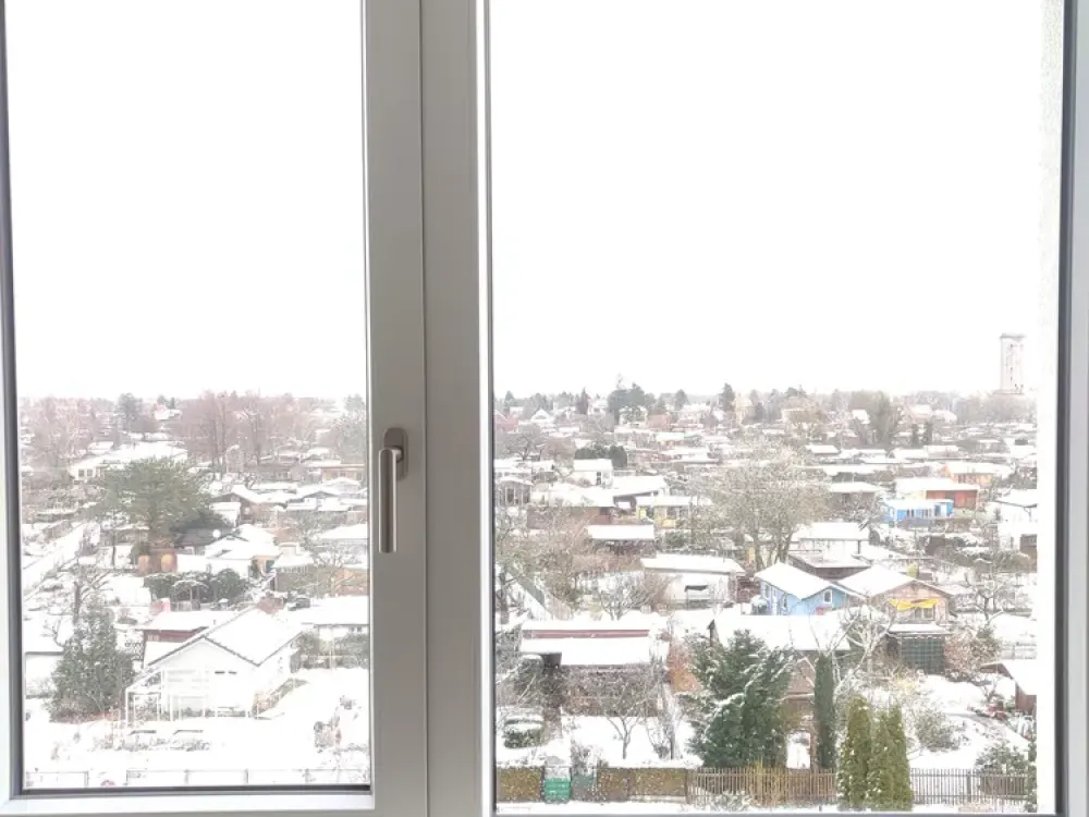Bright 3-Room Apartment with Two Bathrooms, Sunny South Balcony and Fitted Kitchen