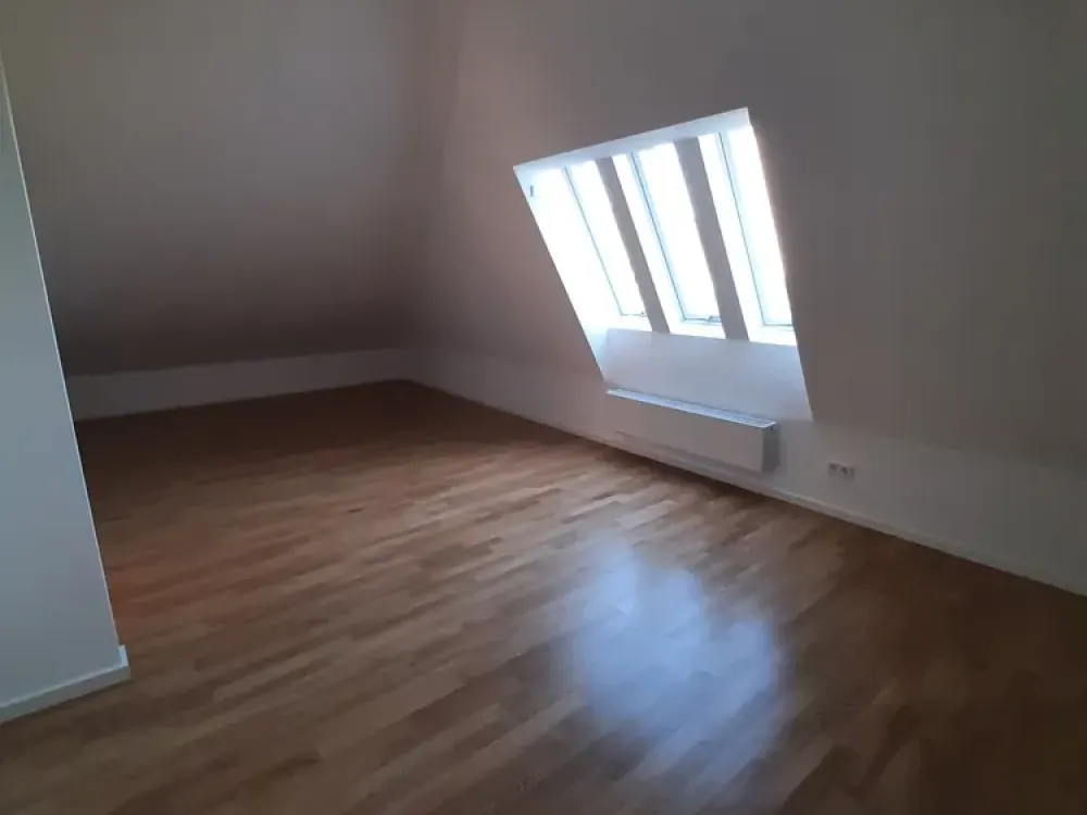 Erstbezug im Dachgeschoss mit traumhaftem Blick ins Grüne nahe dem Rüdesheimer Platz