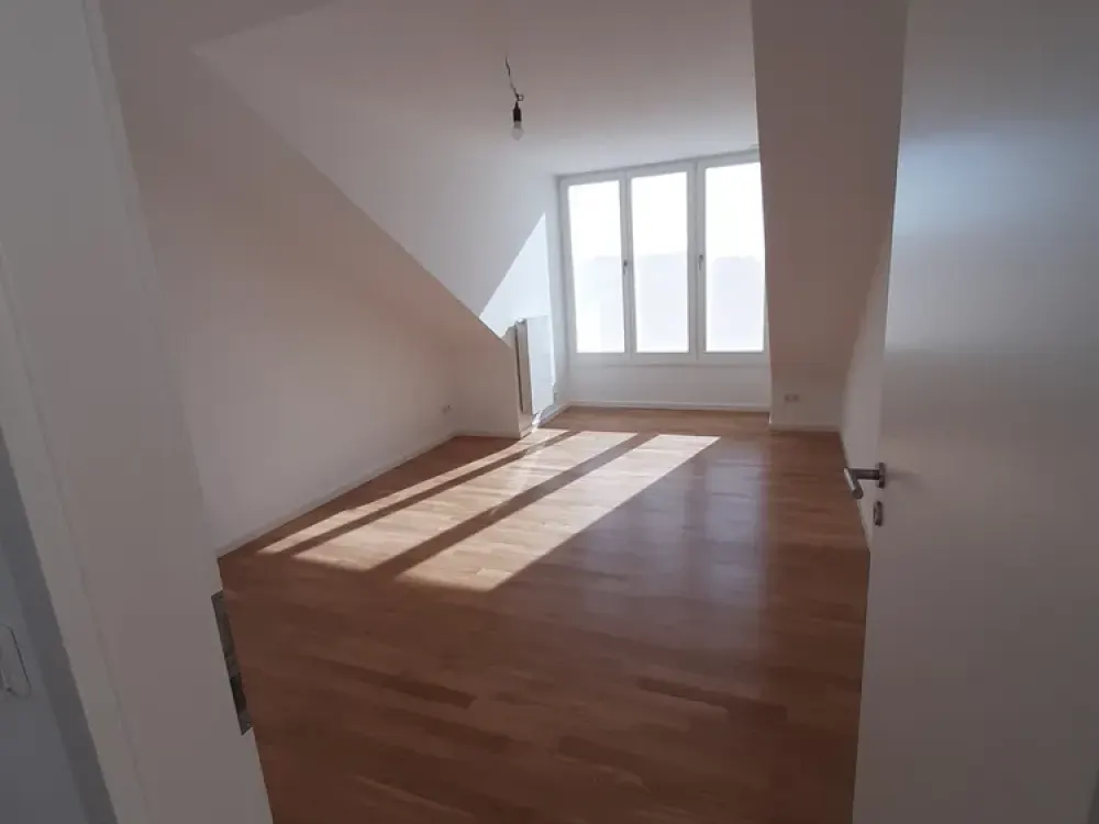 Erstbezug im Dachgeschoss mit traumhaftem Blick ins Grüne nahe dem Rüdesheimer Platz