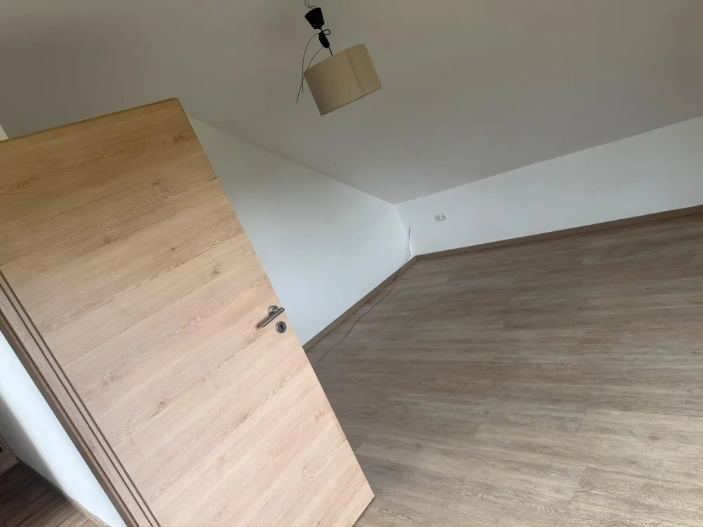 Dachgeschoss Wohnung ca .140 qm zu vermieten