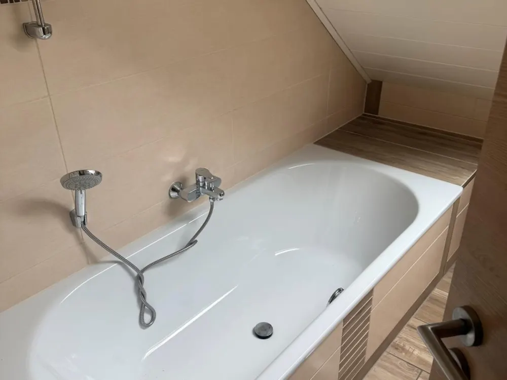 Dachgeschoss Wohnung ca .140 qm zu vermieten