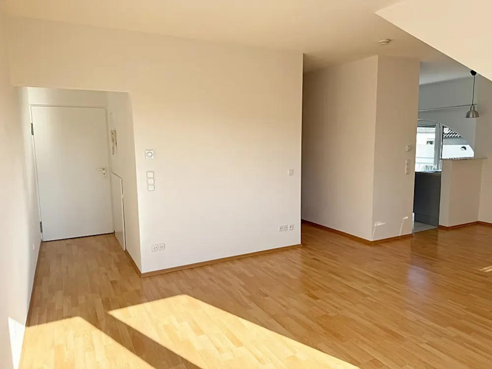 *INDIVIDUELLE DACHWOHNUNG MIT KLEINEN LIEBEVOLLEN DETAILS* in ruhigem Haus