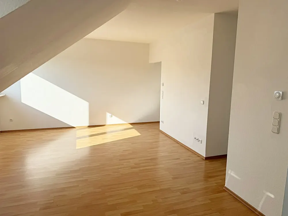 *INDIVIDUELLE DACHWOHNUNG MIT KLEINEN LIEBEVOLLEN DETAILS* in ruhigem Haus