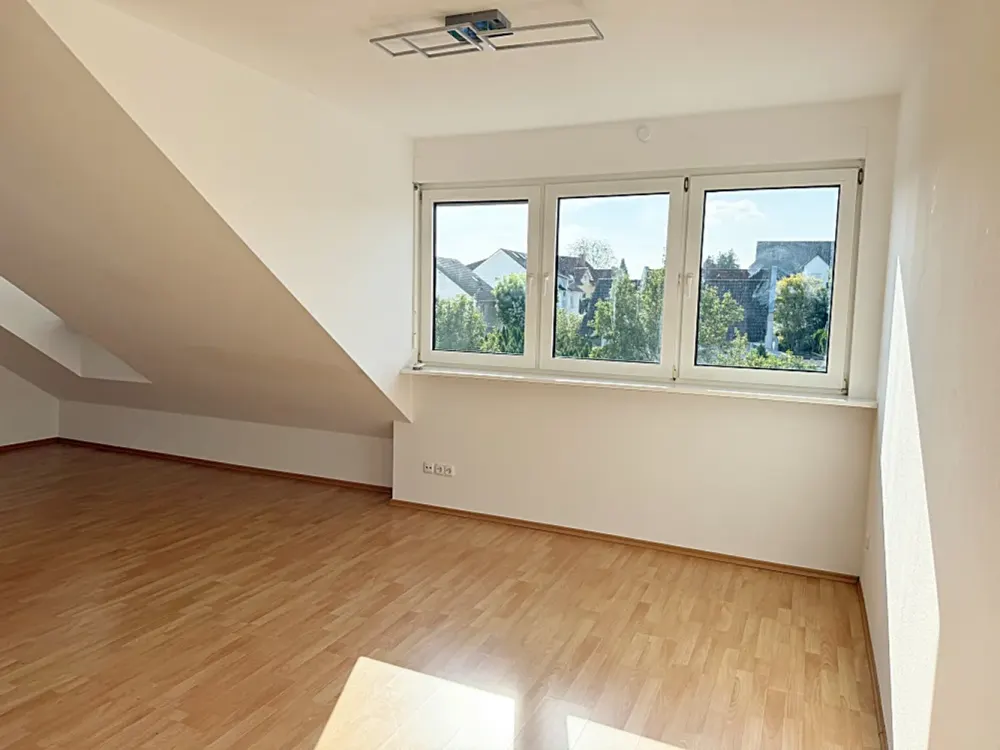 *INDIVIDUELLE DACHWOHNUNG MIT KLEINEN LIEBEVOLLEN DETAILS* in ruhigem Haus