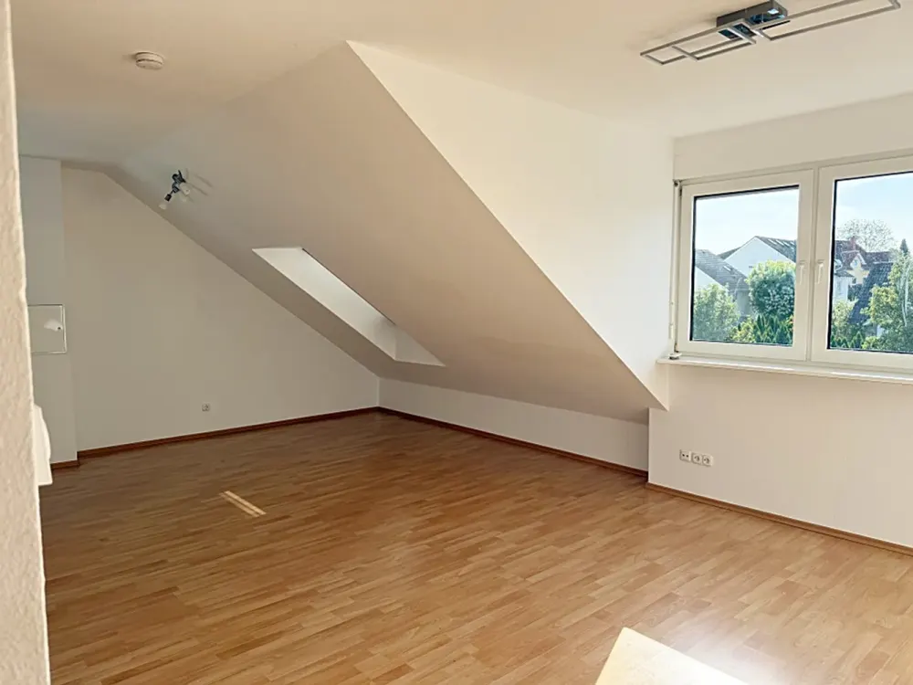 *INDIVIDUELLE DACHWOHNUNG MIT KLEINEN LIEBEVOLLEN DETAILS* in ruhigem Haus