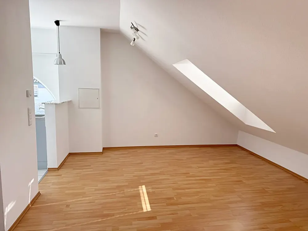 *INDIVIDUELLE DACHWOHNUNG MIT KLEINEN LIEBEVOLLEN DETAILS* in ruhigem Haus