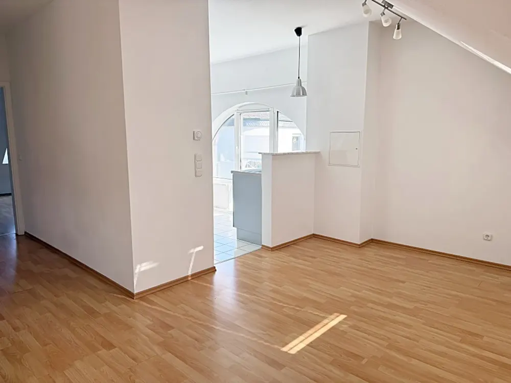 *INDIVIDUELLE DACHWOHNUNG MIT KLEINEN LIEBEVOLLEN DETAILS* in ruhigem Haus