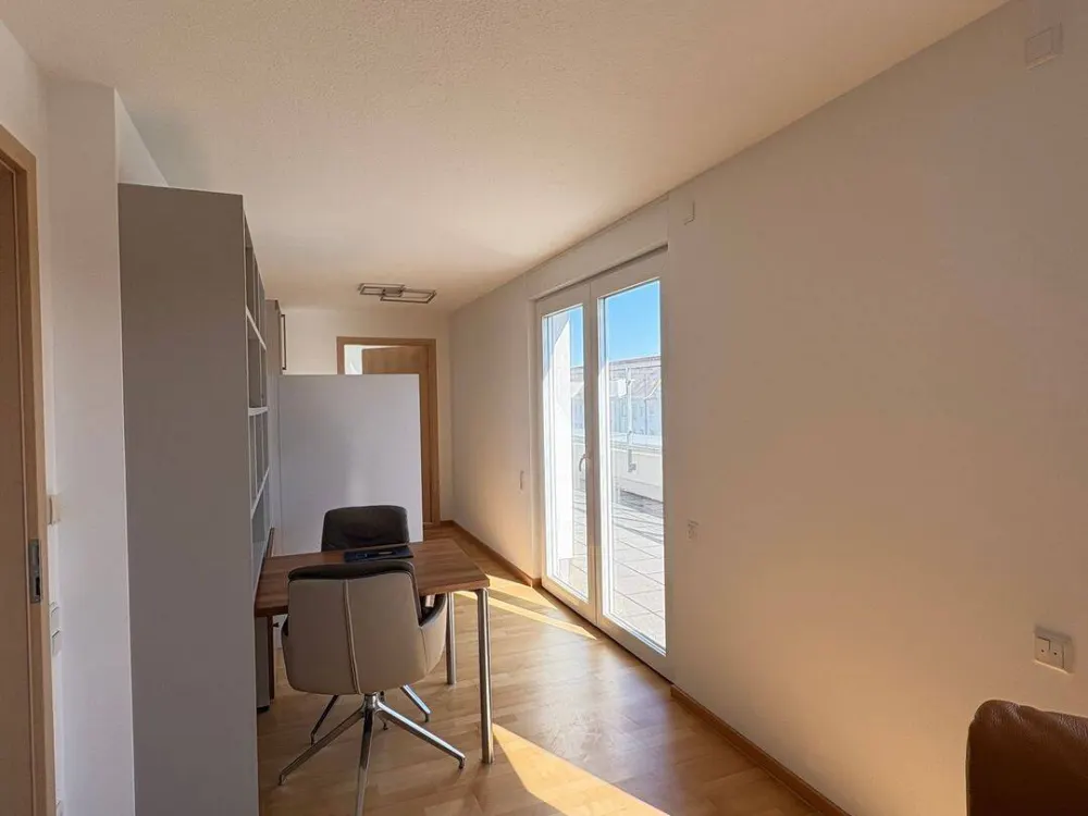 Exklusive Möblierte 2-Zimmer-Seniorenwohnung ab 60 Jahren mit großer Dachterrasse, Aufzug & Stellplatz
