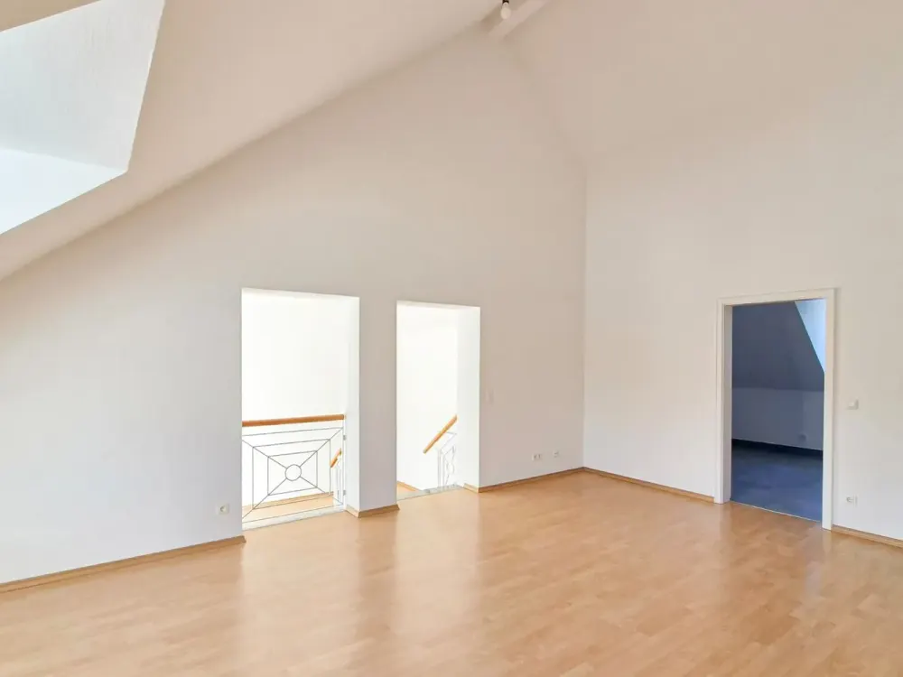 Pullach - Frisch Renoviert -2-Zimmerwhg., Küche, Bad/WC, Flur, Balkon, Kellerabt. u. TG-Stellplatz
