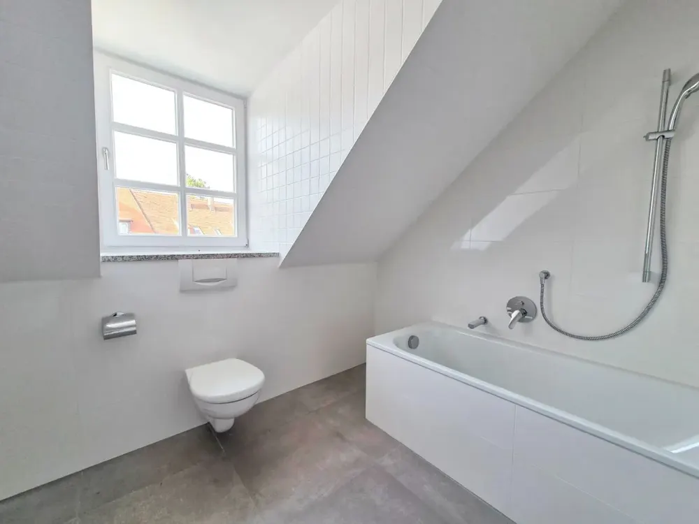 Pullach - Frisch Renoviert -2-Zimmerwhg., Küche, Bad/WC, Flur, Balkon, Kellerabt. u. TG-Stellplatz