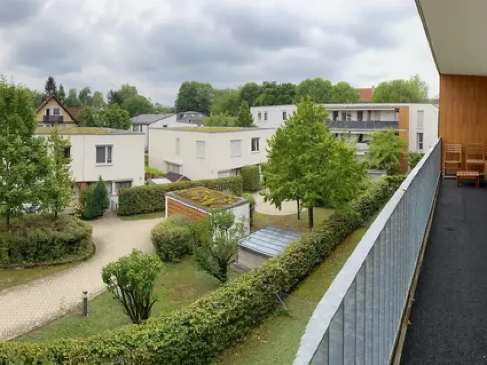 Unterföhring: Helle 3-Zi.-Wohnung mit EBK + 2 TG-Einzel-Stellplätze - ab 1.11.26