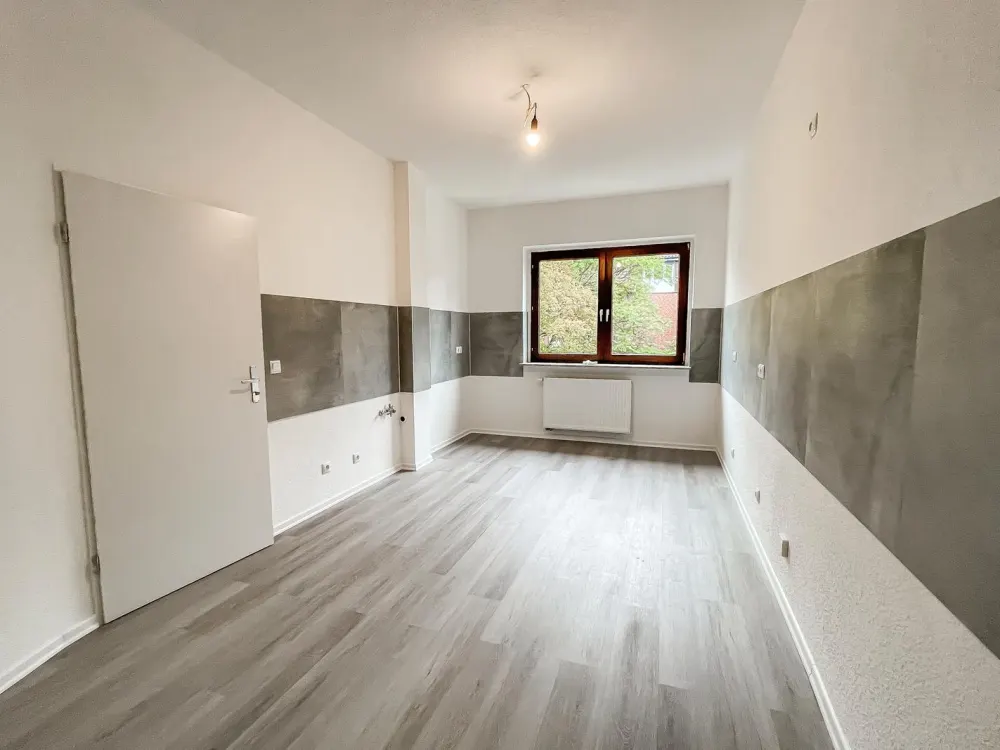 2,5 Zimmer, vollständig renoviert, Balkon, Erstbezug