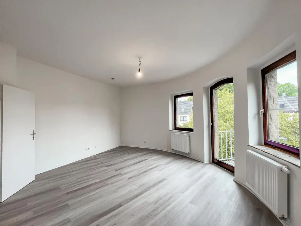 2,5 Zimmer, vollständig renoviert, Balkon, Erstbezug