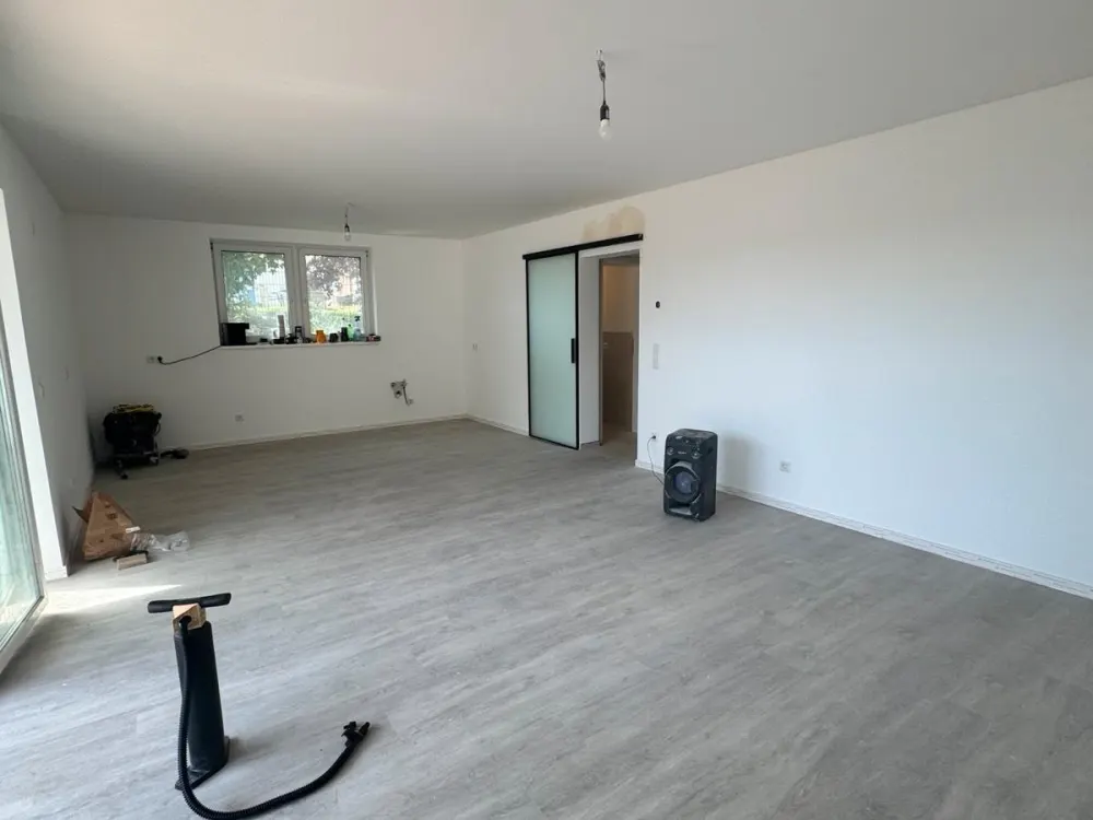 Moderne Neubauwohnung mit Terrasse & Garten