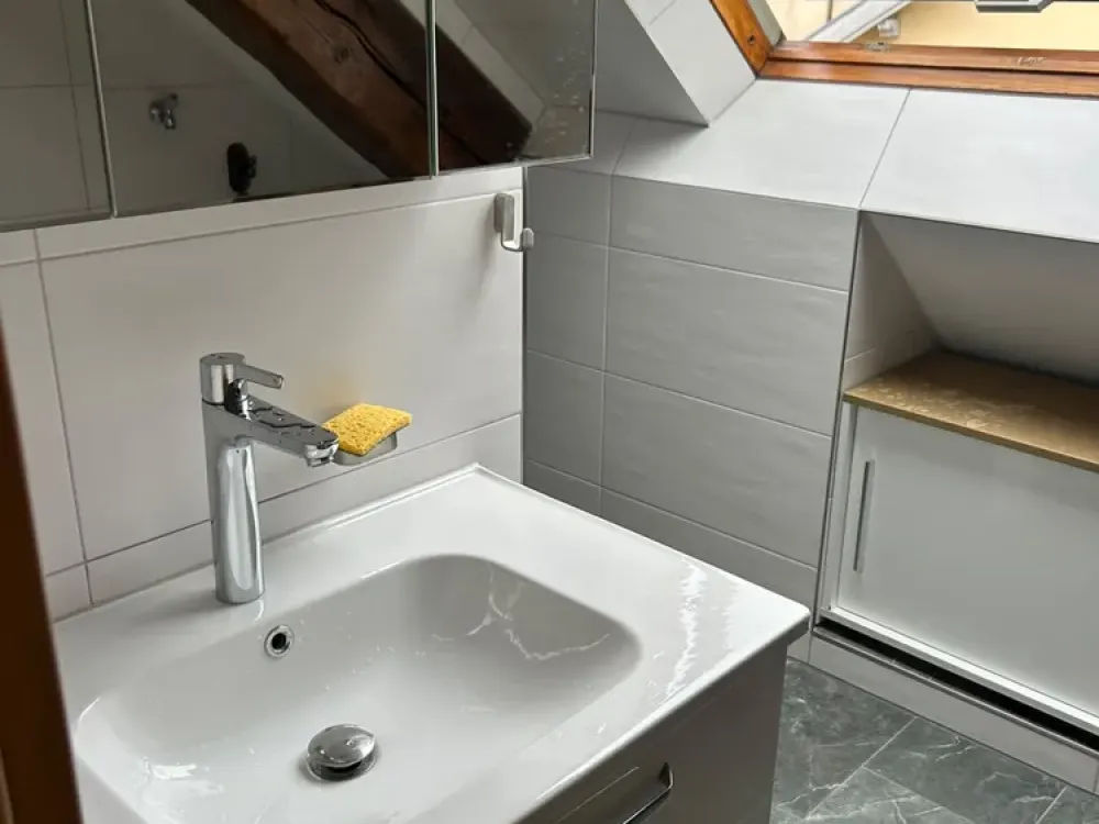 Erstbezug nach Modernisierung: Helle 3-Zimmer-Dachgeschosswohnung mit zwei Balkonen